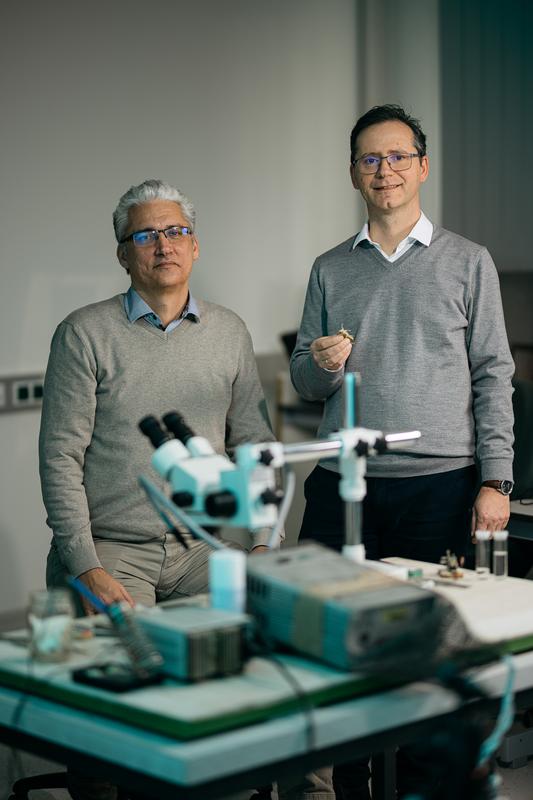 Manfred Hartbauer (rechts) und Konstantinos Kostarakos arbeiten an einem Anti-Kollisionsdetektor für Flugdrohnen. 