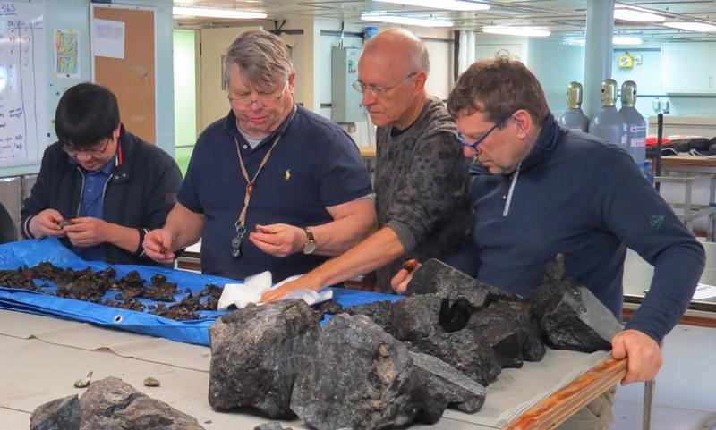 Prof. Dr. Jürgen Koepke (2.v.r.) von der LUH war bereits im Frühjahr 2019 mit einem internationalen Team im Untersuchungsgebiet Marion Rise unterwegs und hat Proben vom Meeresboden genommen.