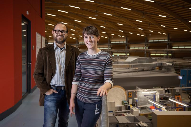 Manuel Guizar-Sicairos und Claire Donnelly an der Synchrotron Lichtquelle Schweiz SLS.