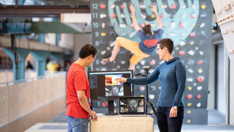 Bouldern für die Forschung: Julia Richter und Raul Beltrán Beltrán analysieren die Bewegungen von Sebastian Flemmig an der Systemwand. 