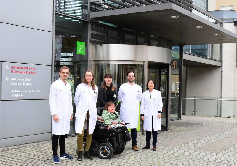 Das USE-Team mit den Ärzten Dr. Clemens Kastl und Dr. Julia Körholz, der Patientin Annett Heinich, USE-Koordinatorin Dr. Tanita Kretschmer, Dr. André Heinen und Prof. Min-Ae Lee-Kirsch.