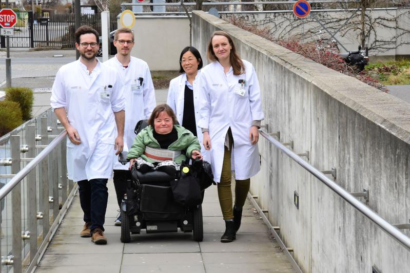 Gut unterwegs für eine bessere Versorgung von Menschen mit seltenen Erkrankungen: Dr. André Heinen, Dr. Clemens Kastl, Patientin Annett Heinich, Prof. Min-Ae Lee-Kirsch und Dr. Julia Körholz.