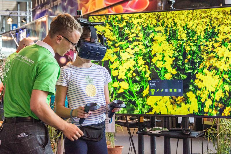 Eine junge Spielerin beginnt beim VR-basierten Spiel „Plant Journey“ ihre erste Reise durch die Pflanze.