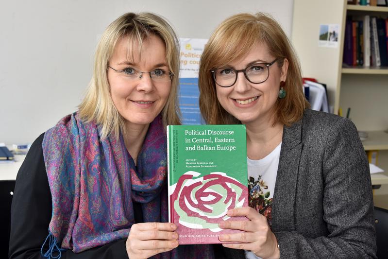 Dr. Aleksandra Salamurović (r.) und Dr. Martina Berrocal mit ihrem neuen Buch.