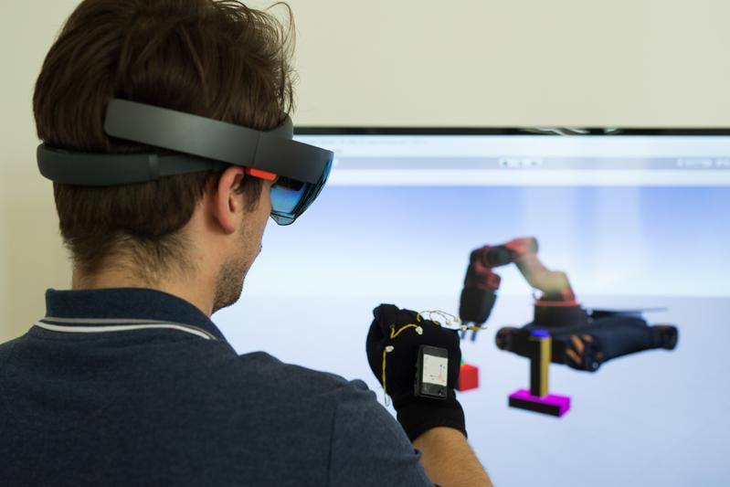 Steuerung eines virtuellen Roboters unterstützt durch Augmented Reality 