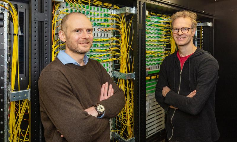 Prof. Dr. Alexander Schönhuth (li.) und Prof. Dr. Jens Stoye forschen im Pangaia-Projekt an Verfahren für den Vergleich gigantischer Gen-Datensätze.