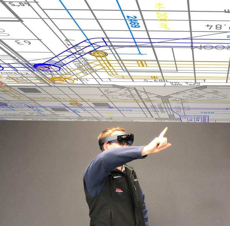 Mithilfe der AR-Datenbrille kann dieser Klimatechniker durch Wände und Decken sehen sowie per einfacher Fingergesten Baupläne ändern. Die Bedienung des Assistenzsystems erfolgt intuitiv.