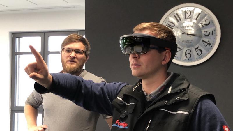 Eike Spreen, Meister bei Projektpartner Funke, mit BIBA-Wissenschaftler Moritz Quandt (l.) auf der Baustelle. Spreen meint: „Durch dieses System kann die Arbeit künftig leichter und präziser werden."