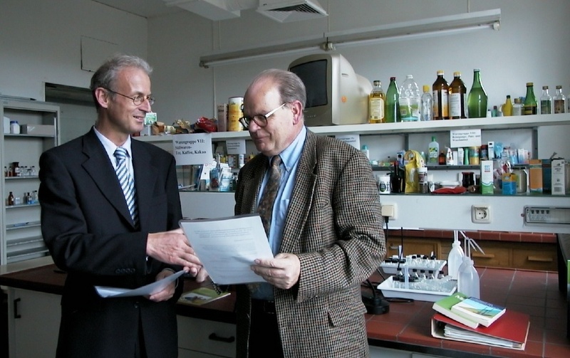 Das Neue im Alltäglichen entdecken: PHAENO und SuperLab sind Partner; Dr. Guthardt (l.) und Prof. Dr. Schwedt vereinbarten Zusammenarbeit.