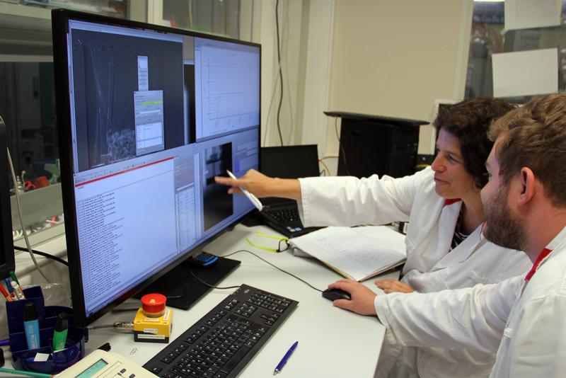 First author Sebastian Gruber and Prof. Dr. Petra Foerst evaluating the data of the freeze drying experiments.