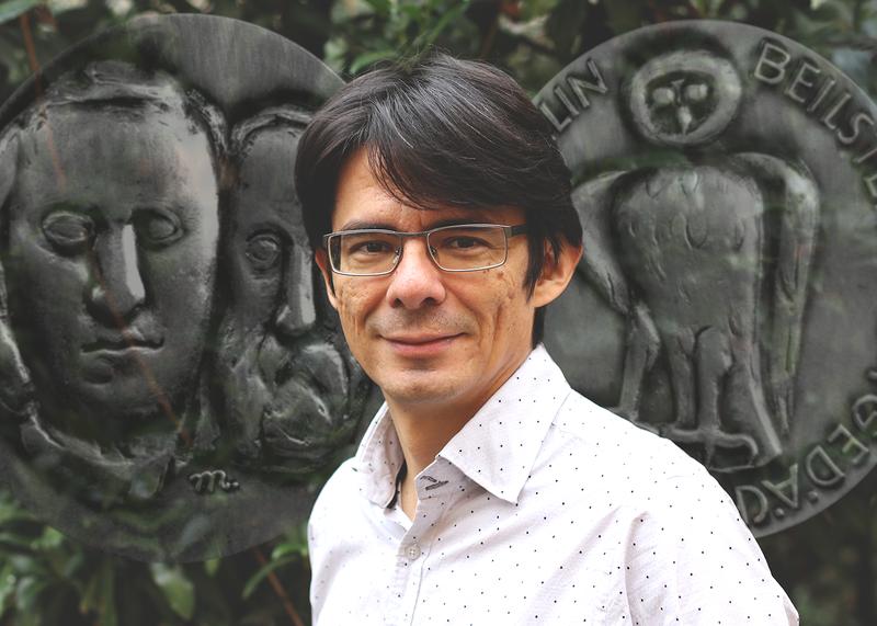 Prof. Dr. Guillermo Restrepo showing the medal in the background