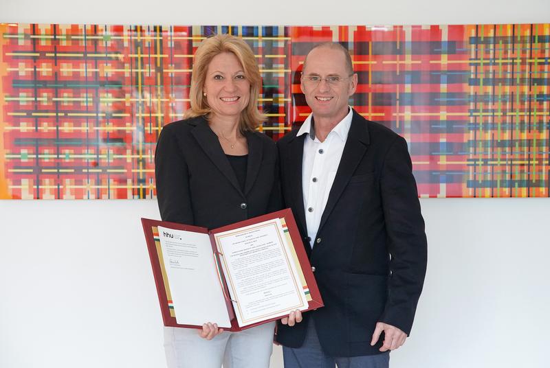 HHU President Prof. Dr. Anja Steinbeck signs the Memorandum of Understanding on behalf of HHU in the presence of Prof. Dr. Wolf B. Frommer. 