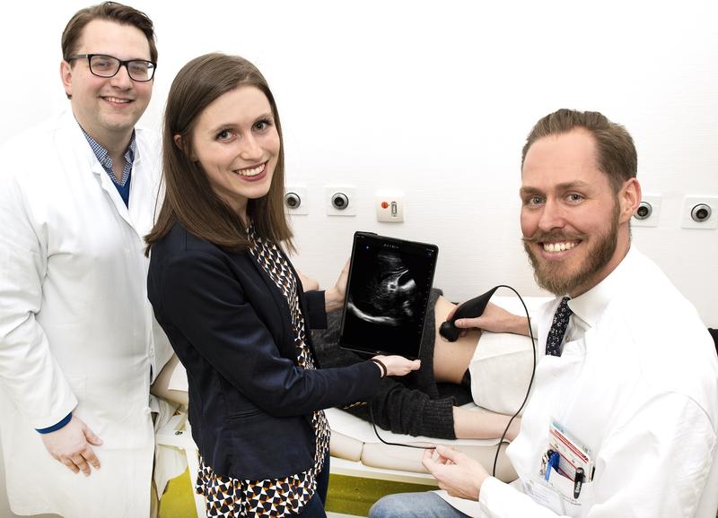 Uni Bonn etabliert Ultraschallgerät für die Kitteltasche in der Lehre: (v. li.) Dr. Florian Recker, Doktorandin Elena Höhne und PD Dr. Valentin Schäfer zeigen den Einsatz des Geräts am Krankenbett.