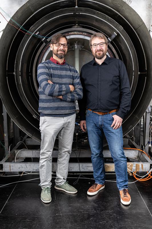 Die beiden Physiker Philipp Schmidt-Wellenburg und Georg Bison, Wissenschaftler am Labor für Teilchenphysik des PSI