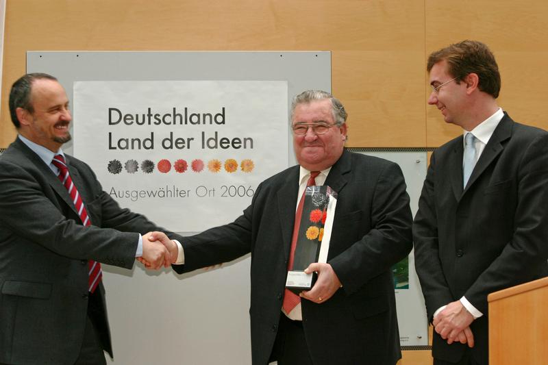 Bereits Anfang des Jahres wurde das INI-GraphicsNet im Rahmen der Initiative "Deutschland - Land der Ideen" als "Augewählter Ort 2006" für seine Innovationen ausgezeichnet. Darmstadts Oberbürgermeister Hoffmann gratuliert Professor Encarnacao zur Preisübergabe.