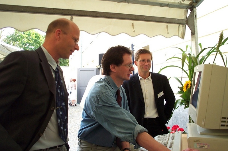 Staatssekretär Alexander Müller (mitte) surft zusammen mit Dr. Thomas Schaaf (ZADI) und dem Vizepräsidenten des Senats der Bundesforschungsanstalten Dr. Holger Beer (rechts) im neuen Internet-Portal.
