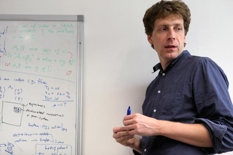 Dr. Matthias Kleinmann arbeitet am Department Physik der Universität Siegen in der Arbeitsgruppe „Theoretical Quantum Optics“.
