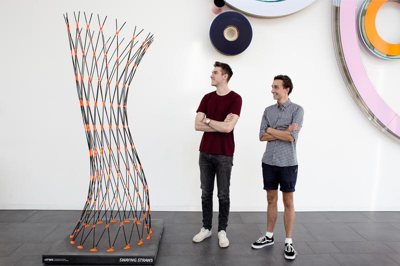 Die Architekten Fabian Eidner (links) und Theodor Reinhardt neben „Swayings Straws“.