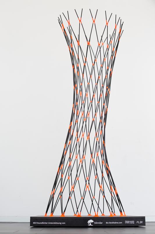 „Swayings Straws“ besteht aus  320 Strohhalmen und  160 Verbindungselementen.