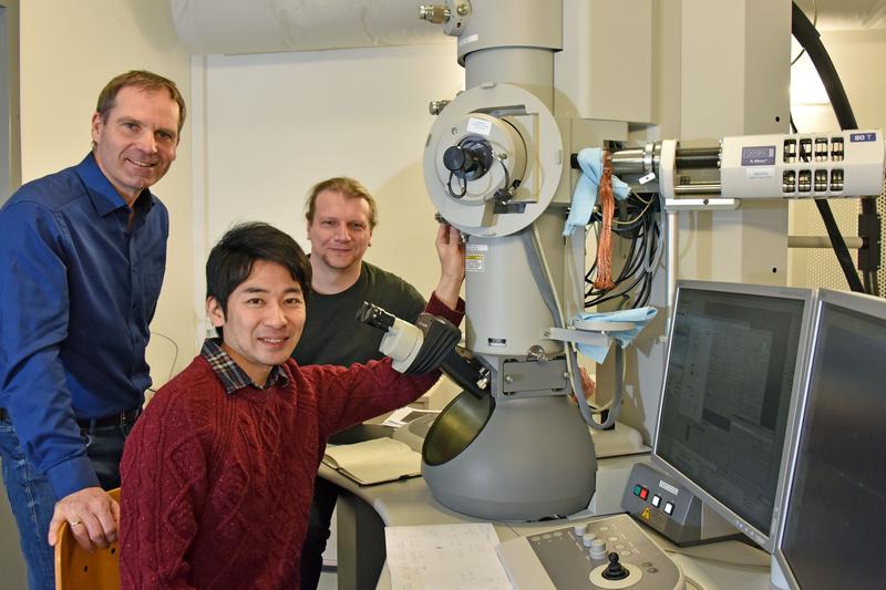 Prof. Dr. Falko Langenhorst (v.l.n.r.), Dr. Toru Matsumoto und Dr. Dennis Harries haben Staubpartikel des Asteroiden „Itokawa“ mit einem Transmissionselektronenmikroskop untersucht.