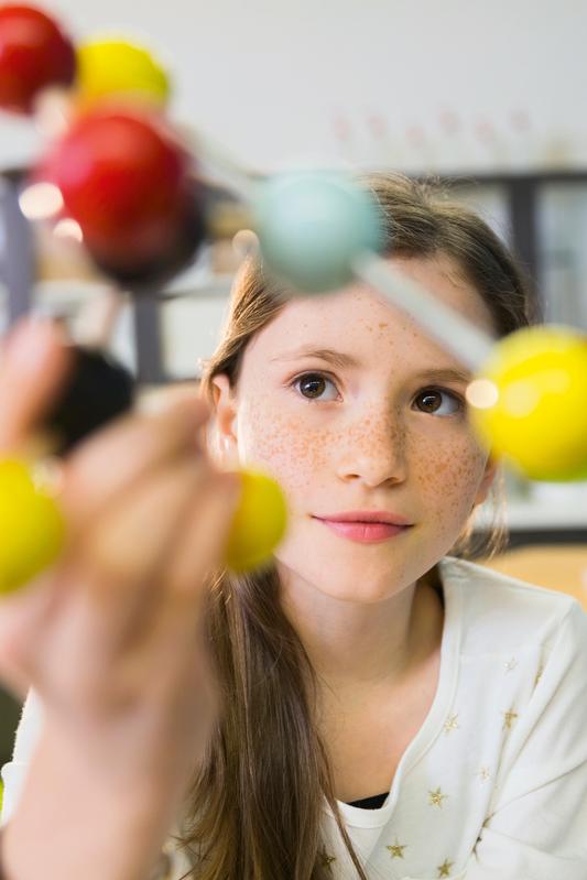 Schülerin im Schülerforschungszentrum der TechnologieAllianzOberfranken (TAO).