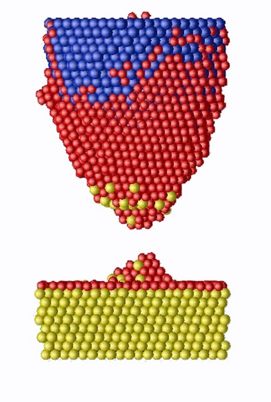 Computersimulation der Erzeugung eines Metallclusters mit einer Rastertunnelsonde; die Kügelchen symbolisieren Atome.