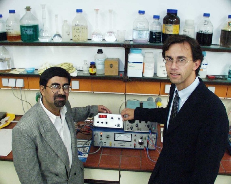 Gastwissenschaftler Dr. Sinha und Laborleiter Prof. Dr. Ralf Feser im Labor für Korrosionsschutztechnik