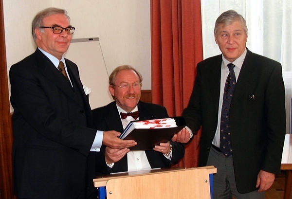 Überreichte 300 "Kaufverträge" an die Hochschulleitung: Dr. Dieter Salch (links). Rechts Universitätspräsident Prof. Dr. Theodor Berchem, in der Mitte Kanzler Bruno Forster. Foto: Emmerich