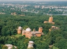 Teilansicht des Potsdamer Telegrafenbergs mit dem historischen PIK-Hauptgebäude in der Mitte des BIldes (Foto: L. Hannemann).