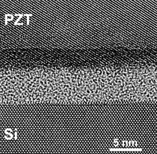 Grenzfläche zwischen einer Schicht aus Bleizirkonat-Titanat (oben) und einem Silizium-Wafer (unten) in einer Nanostruktur von weniger als 100 nm Kantenlänge ( Transmissionselektronenmikroskop ). Foto: Max-Planck-Institut für Mikrostrukturphysik