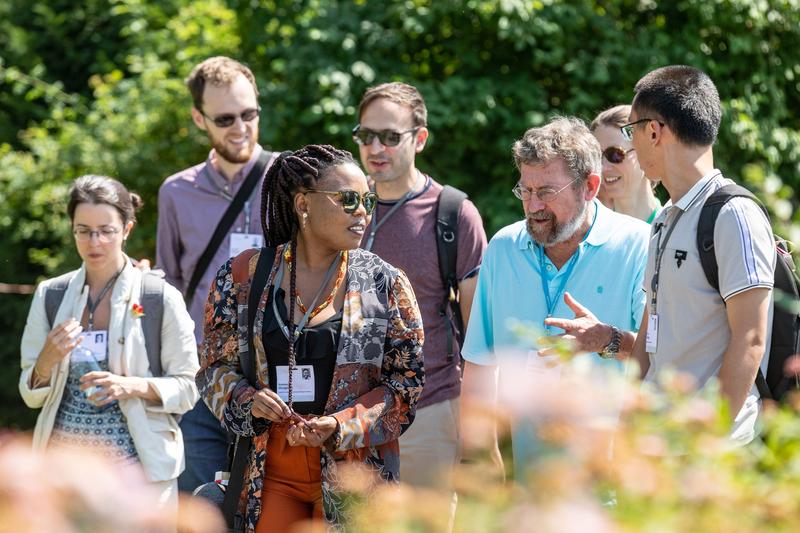 Nobelpreisträger J. Michael Kosterlitz mit Nachwuchswissenschaftlern beim Science Walk, 69. Lindauer Tagung