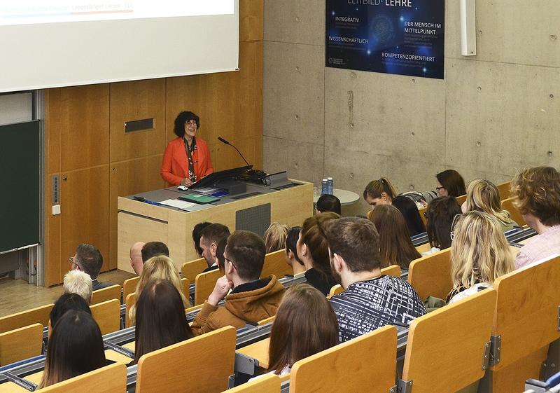 Birgit Banzhaf, Leiterin der Carus Akademie des Dresdner Uniklinikums, begrüßt die neuen Schülerinnen und Schüler.