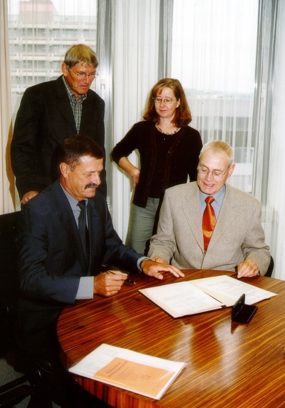 Der Dekan der Fakultät für Sozialwissenschaft, Prof. Ulrich Widmaier (li.), und Rektor Prof. Dietmar Petzina besiegeln die Zielvereinbarung, im Hintergrund PD Dr. Hans.G.Tegethoff (Fakultät für Sozialwissenschaft) und Susanne Schult (Dezernat 1, Refe