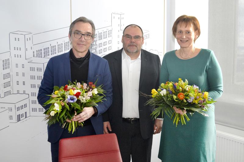 V. li.: Prof. Dr. Jürgen Popp, Rektor Prof. Dr. Steffen Teichert und Sabine Wosche