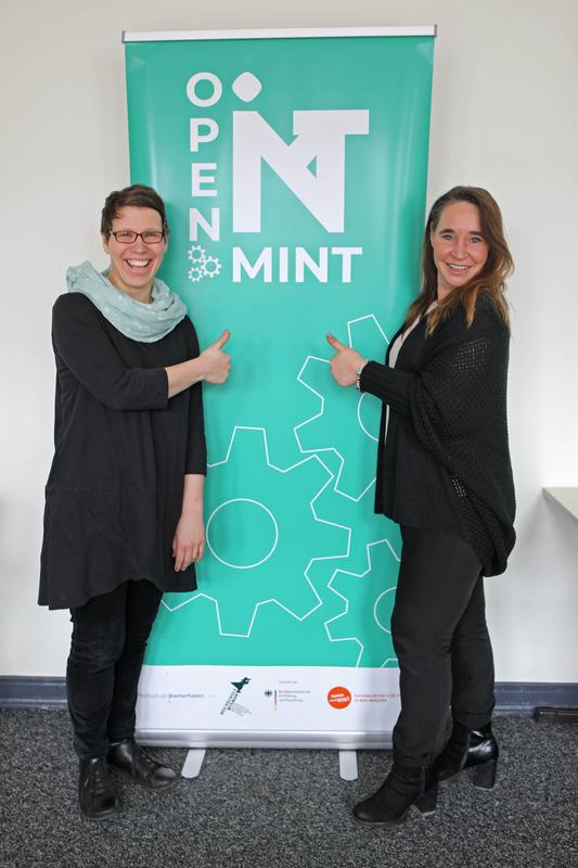 Freude über die Preisverleihung bei der Gleichstellungsbeauftragten der Hochschule Wismar und Open:MINT-Projektleiterin Jessica Bernert sowie der Projektmitarbeiterin Susanne Baars (links).