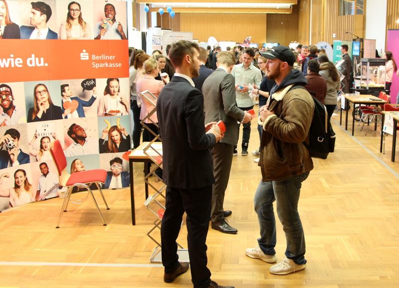 Das duale Studium verknüpft Hochschulstudium und betriebliche Praxis. 100 Unternehmen und Institutionen des Öffentlichen Dienstes stellen sich am 12. März 2020 an der HWR Berlin vor.