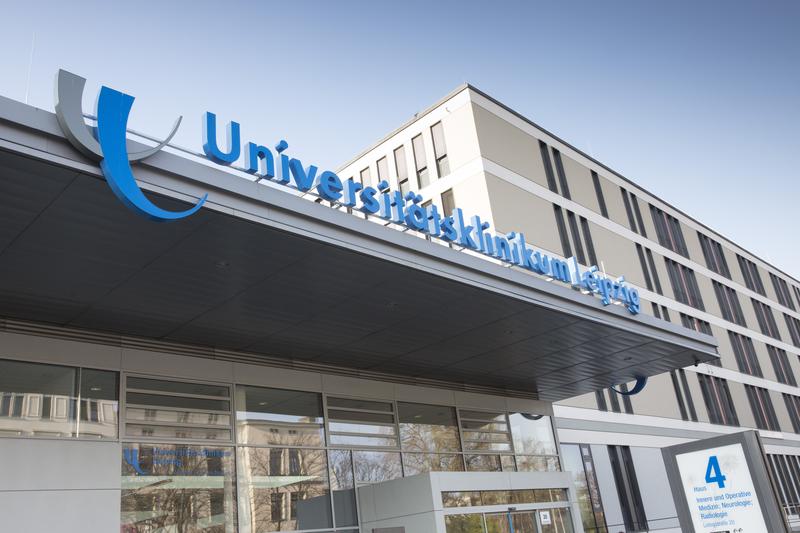 Am Universitätsklinikum Leipzig (Foto, Haupteingang) und den Sana Kliniken Leipziger Land ist der Probetrieb für einen elektronisch erstellten Medikationsplan gestartet.