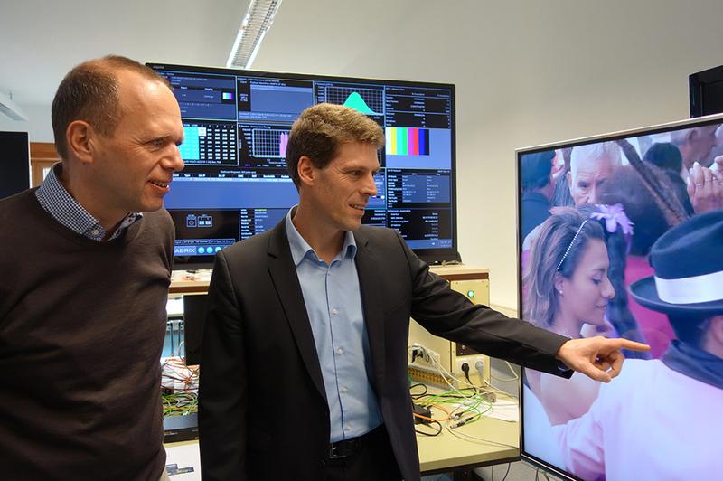 Prof. Dr. Wolfgang Ruppel und Prof. Dr. Matthias Narroschke im Medientechnik-Labor der Hochschule RheinMain