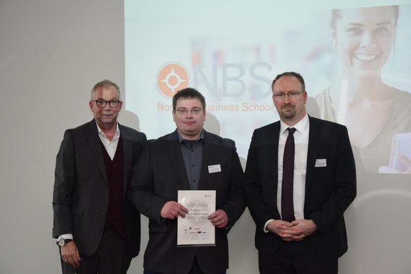 Stefan Ferchau gewann den "Preis der Hamburger Sicherheitswirtschaft". Foto mit Jens Müller (Securitas Holding GmbH) und Prof. Dr. André Röhl (NBS)