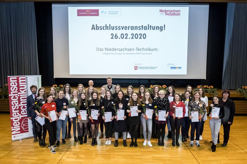 28 Absolventinnen des Niedersachsen-Technikums an der Hochschule und der Universität Osnabrück erhielten jetzt in der Hochschulaula ihre Zertifikate. 