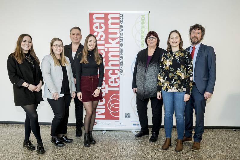 Mit Clara Bergjohann (l.) und Sophie Fürhoff (4.v.l.) freuen sich (v.l.): Rena Wiechert, Darius Menderak, Prof. Barbara Schwarze, Sandra Hinken und Prof. Dr. Norbert Bahlmann.