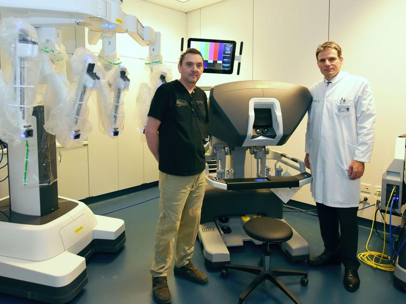 Patient Uwe Ludwig und Prof. Jürgen Weitz, Geschäftsführender Direktor am NCT/UCC Dresden, am Forschungs-OP-Roboter des Krebszentrums.