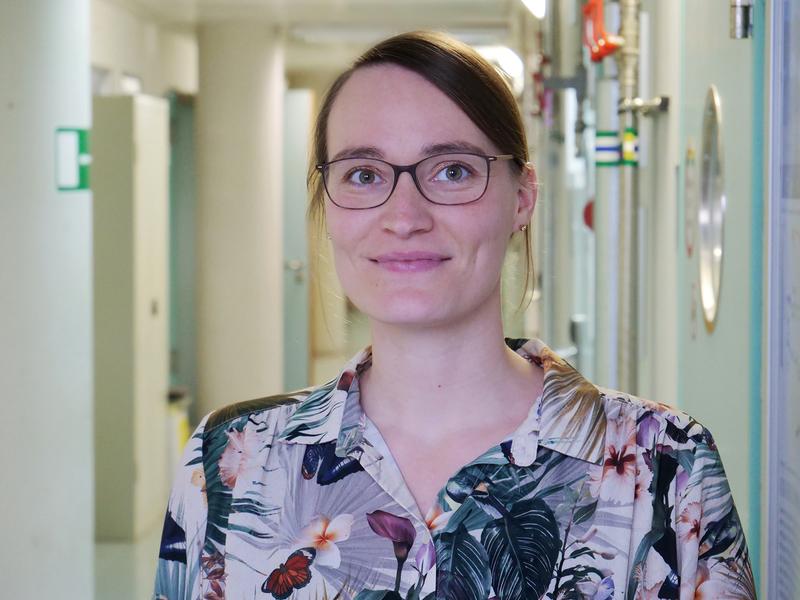 Dr. Anna Stöckl im Biozentrum der Uni Würzburg.