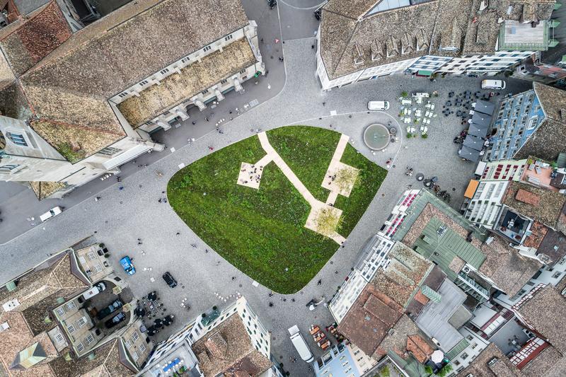 Der Münsterplatz in Zürich ist eine klassische Hitzeinsel. Eine Begrünung wie hier im Rahmen eines Kunstprojekts im Sommer 2019 könnte Abhilfe schaffen.