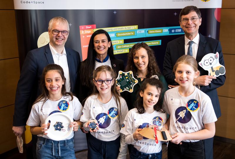 Jury (hinten v.l.n.r.): Dr. Wieland Holfelder, Grazia Vittadini, Dr. Suzanna Randall, Prof. Dr. Stefan Wrobel / Schülerinnen der Jules Verne Grundschule (vorne v.l.n.r.): Chiara, Jessica, Sofia, Gesa