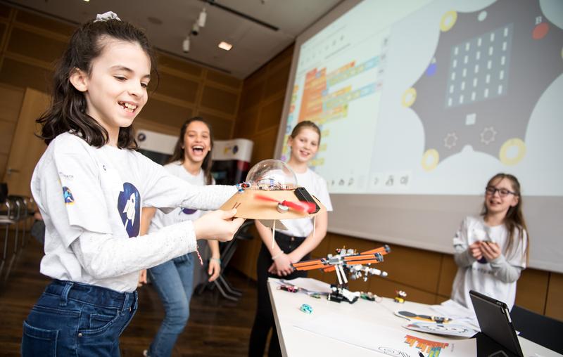 Sofia, Chiara, Gesa und Jessica (v.l.n.r.) von der Jules Verne Grundschule stellen vor, wie ein Weltraumexperiment aussehen könnte.