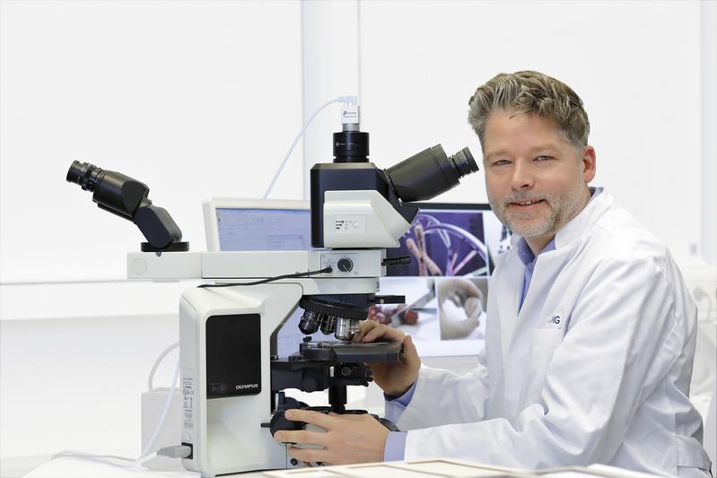 Prof. Dr. Philipp Ströbel, Institut für Pathologie, UMG, möchte mit Hilfe künstlicher Intelligenz Tumoren zukünftig noch schneller und präziser erkennen. 