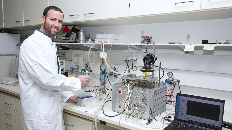 Dr. Nadev Oren prüft die Cyanobakterienkultur in der von ihm entwickelten Anlage 