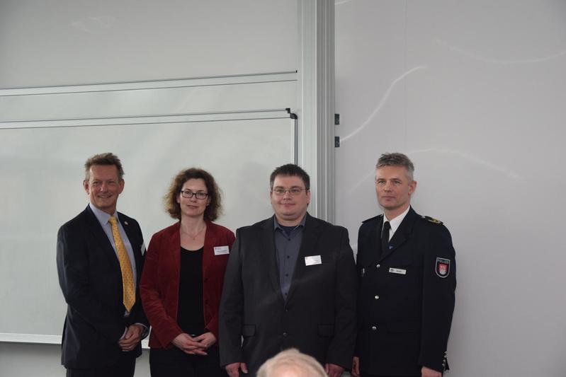 2. Platz: Stefan Ferchau (NBS) mit NBS-Prorektor Forschung Prof. Dr. Daube, Petra Sandvoß von der Handelskammer Hamburg und LPD Thomas Model, Akademie der Polizei Hamburg (v