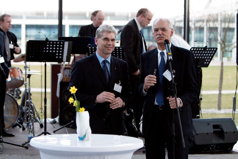 Die Institutsleiter Prof. Dr.-Ing. habil. Jürgen Beyerer (li.) und Prof. Dr. rer. nat. Maurus Tacke bei der Fusionsfeier des Fraunhofer IOSB am 17. März 2010.